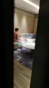 绿帽门缝里看单男操妻子