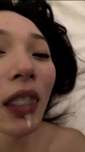 一本正经的银行经理 吃起精液来一点都不含糊 还要脱完