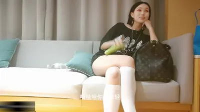 约漂亮小姐姐操逼，第一次看的出小姐姐还是有点放不开