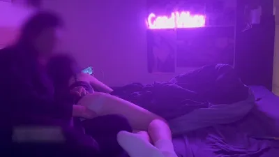 趁她玩手机脱掉内裤强制后入反差大三学生，肉体和叫声都太水嫩了