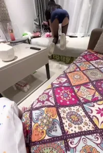 少妇含跳跳糖口交 沙发飘窗前被后入猛操内射!
