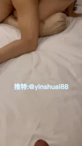 我操你老婆，你打飞机？