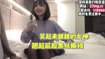 [付费] 约炮甜美女神，穿黑丝开档翘起屁股，静等大鸡巴【看简 介同城免费约炮】