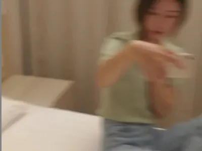 牛仔裤 反差婊脱了裤子就瞬间爆裂，叫声销魂，粉嫩的逼逼当然要无套内射